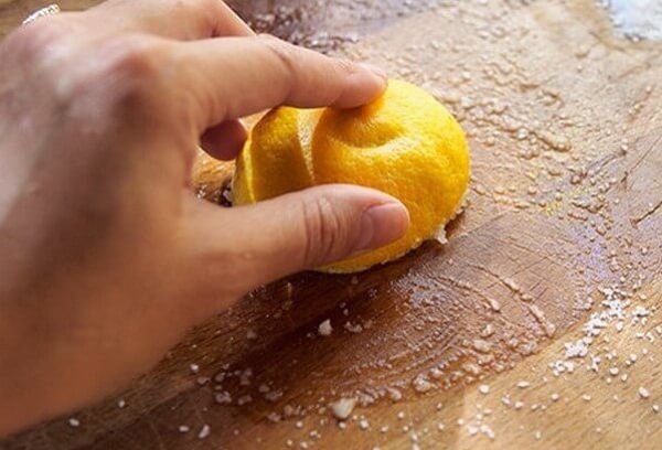 чистка доски лимоном