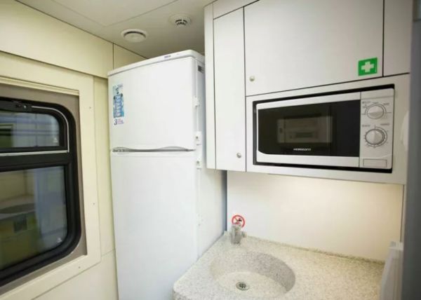 Холодильник и микроволновка в поезде