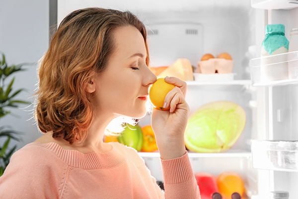 Свежие фрукты в холодильнике