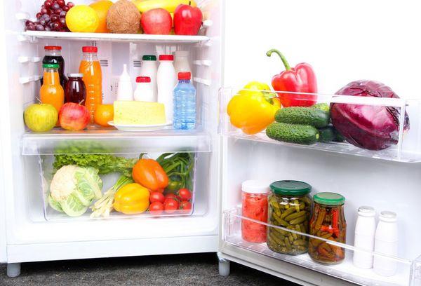Много продуктов в холодильнике